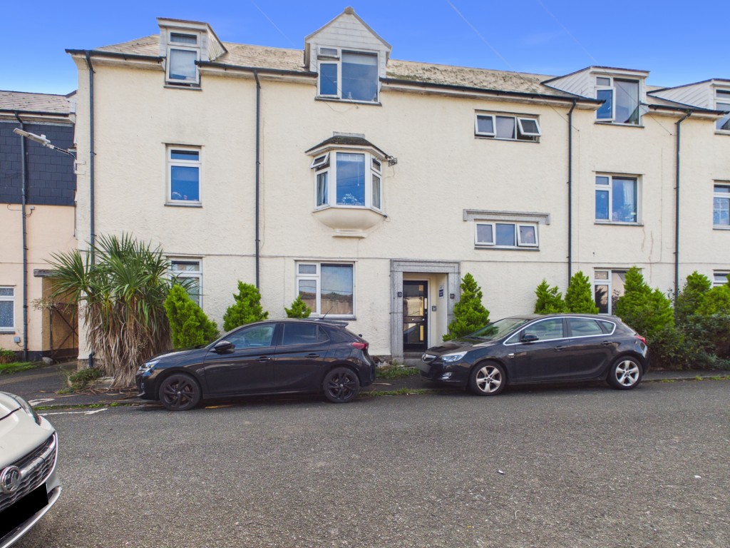 Lot: 144 - LEASEHOLD TWO-BEDROOM GROUND FLOOR FLAT FOR UPDATING IN POPULAR LOCATION - Front elevation of building